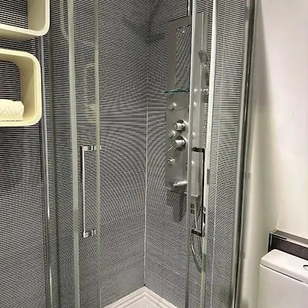 Apartamento Renovado Com Ac, 2 Wc Completos, Terraço E Garagem Porto