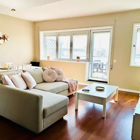 Apartamento Renovado Com Ac, 2 Wc Completos, Terraço E Garagem Porto